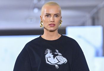 Zapomnij o długim trenczu. Maffashion nosi cropped trench coat