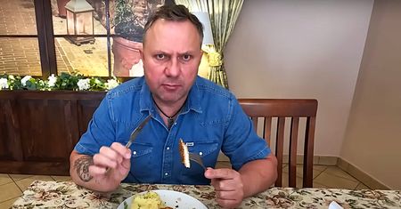 "To chyba jakiś sen". Internauci zaskoczeni kwotą, jaką zapłacił Strzelczyk za obiad w Mielnie