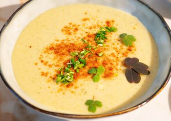 Podsmażam, wrzucam do bulionu i blenduję. Z tego warzywa smakuje lepiej niż z pomidorów