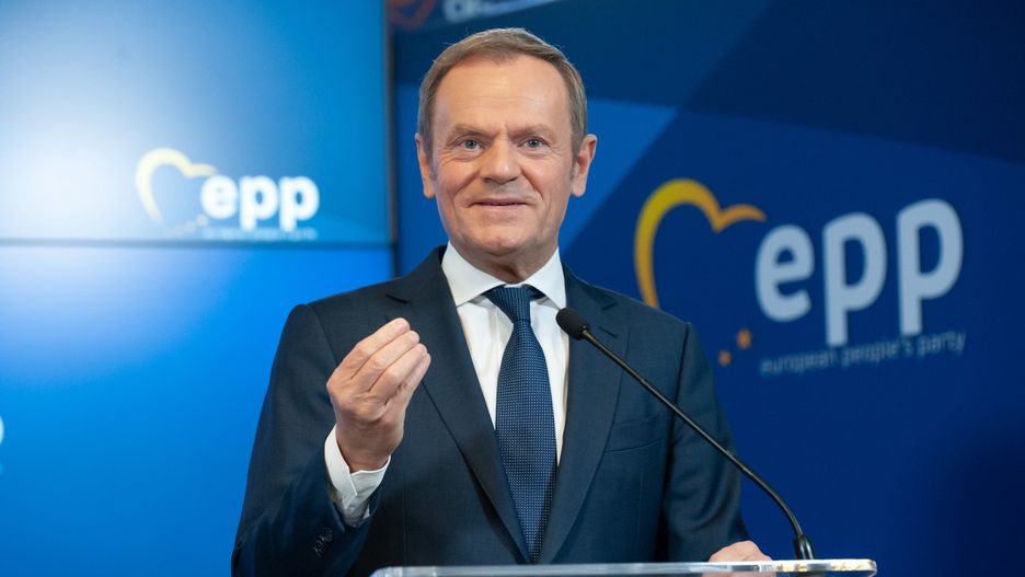 Donald Tusk przyjął trzecią dawkę. "Jeśli kochasz, to się szczep" 