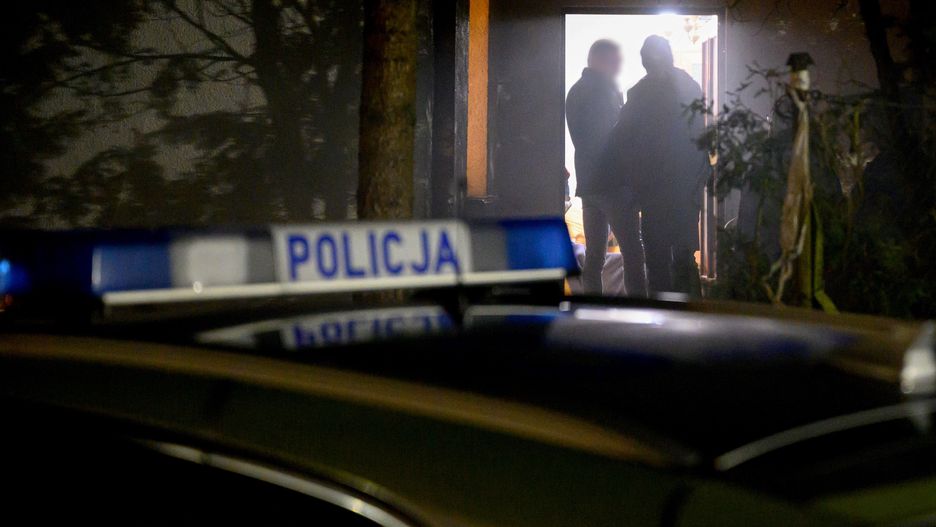 Puszczykowo, 18.11.2023. Policja pracuje w miejscu potrójnego zabójstwa w Puszczykowie, 18 bm. W jednym z budynków mieszkalnych znaleziono ciała 29-letniej kobiety i dwóch dziewczynek w wieku 1,5 i 4,5 lat. W związku ze sprawą zatrzymano 42-latka, ojca dzieci i męża kobiety. (jm) PAP/Jakub Kaczmarczyk ***Zdjęcie do depeszy PAP pt. Poznań/ Zwłoki kobiety i dwóch córek w mieszkaniu w Puszczykowie; zatrzymano męża kobiety***