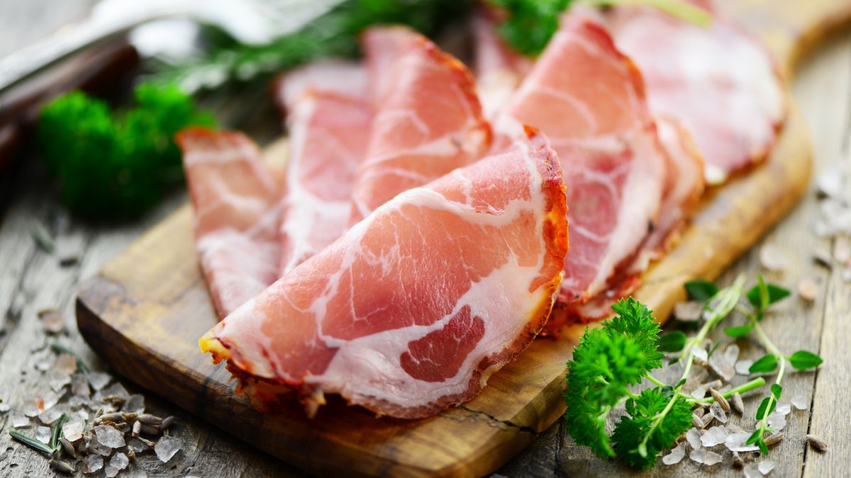 Szynka parmeńska to włoska, surowa szynka.