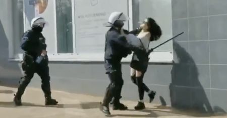 Brutalna interwencja policji względem kobiety. Stłumiony protest antycovidowców
