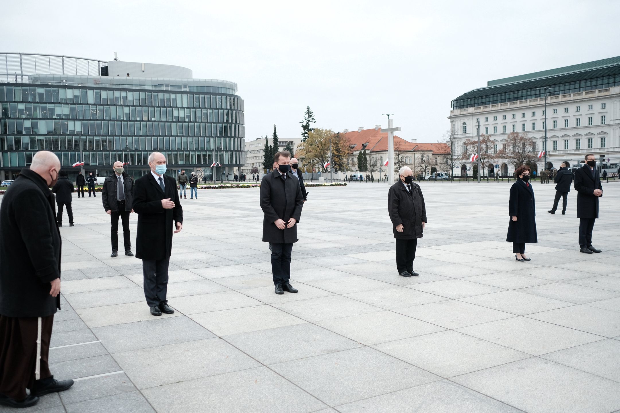 127. miesięcznica smoleńska. Politycy PiS złozyli kwiaty przed pomnikami na zamkniętym pl. Piłsudskiego