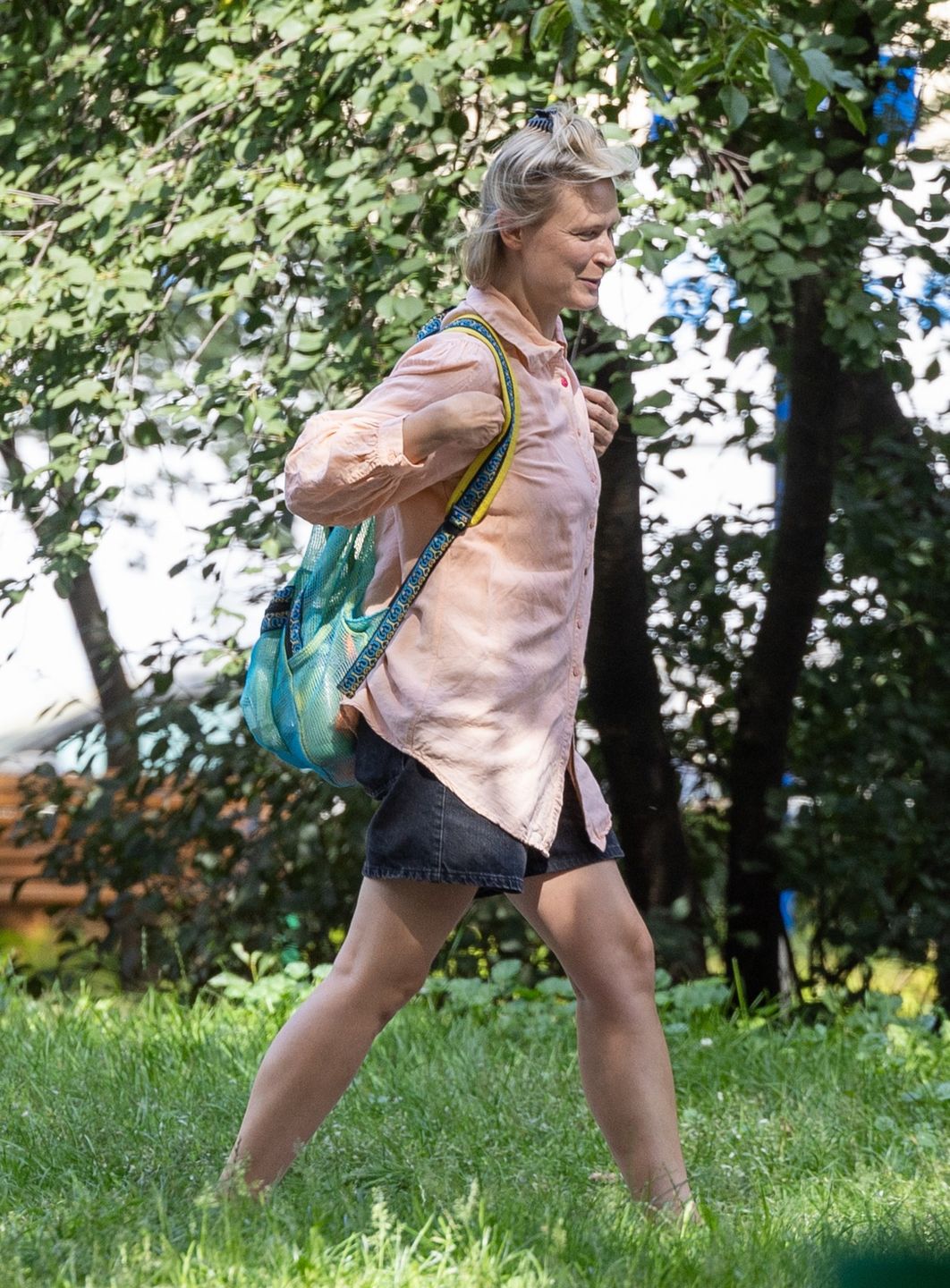Agnieszka Żulewska bawi się z synem w parku