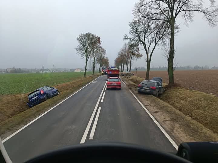 Kolizja trzech samochodów osobowych w Sikorzu