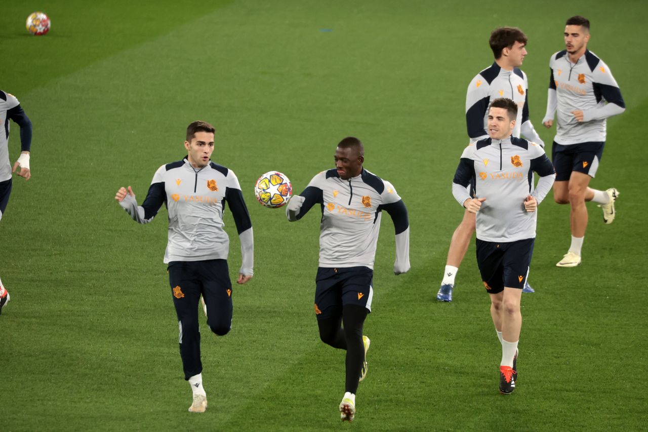 Players of Real Sociedad attend a training session in Paris, France, 13 February 2024. Real Sociedad will face Paris Saint-Germain in their UEFA Champions League Round of 16, first leg match on 14 February. EPA/CHRISTOPHE PETIT TESSON Dostawca: PAP/EPA.