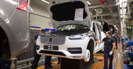 Volvo wstrzymało dostawy aut do Rosji. Producent mówi o "potencjalnym ryzyku"