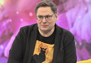 Pokazał zdjęcie z dawnych lat. "Jak trzeci brat Kaczyńskich"