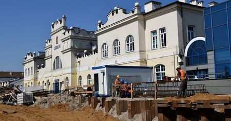 Przebudowa stacji Lublin Główny. Trwa budowa nowego peronu przy budynku dworca PKP
