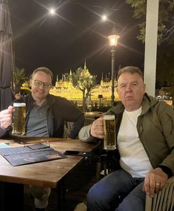 Burmistrz z Polski z posłem Romanowskim na piwie w Budapeszcie. "Mam delegację"