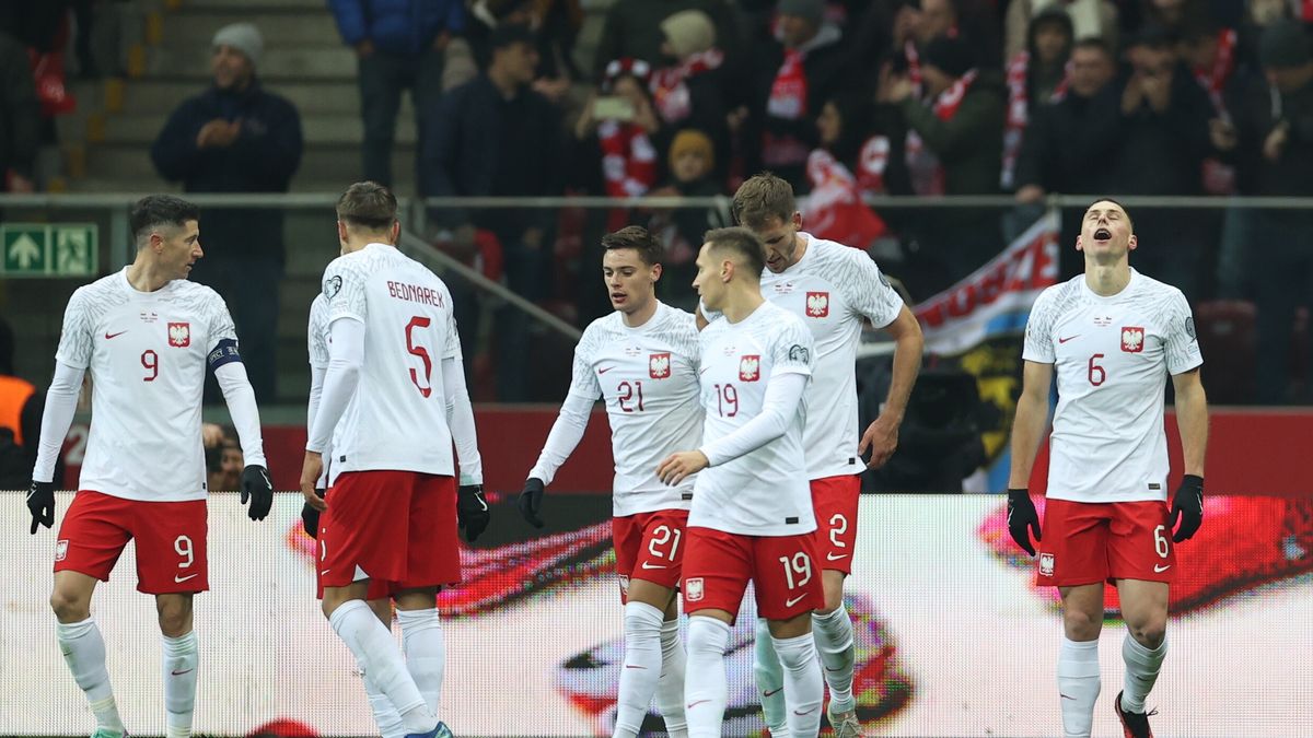 Warszawa, 17.11.2023. Radość zawodników reprezentacji Polski po bramce zdobytej na 1:0 podczas meczu grupy E eliminacji piłkarskich mistrzostw Europy z Czechami w Warszawie, 17 bm. (js) PAP/Leszek Szymański