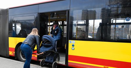 Szok w autobusie MPK. Kierowca wyprosił matkę z dziećmi