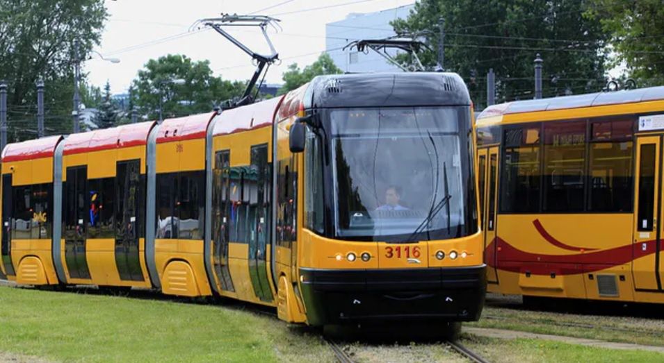 Kolizja w alei Krakowskiej. Zderzenie tramwaju i auta. Poszkodowany motorniczy