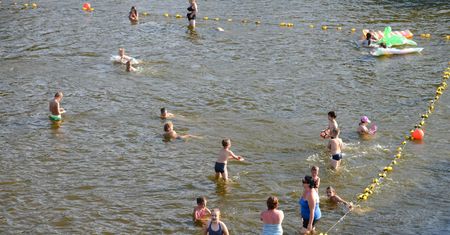 4-latek sam na plaży. Matka była pijana