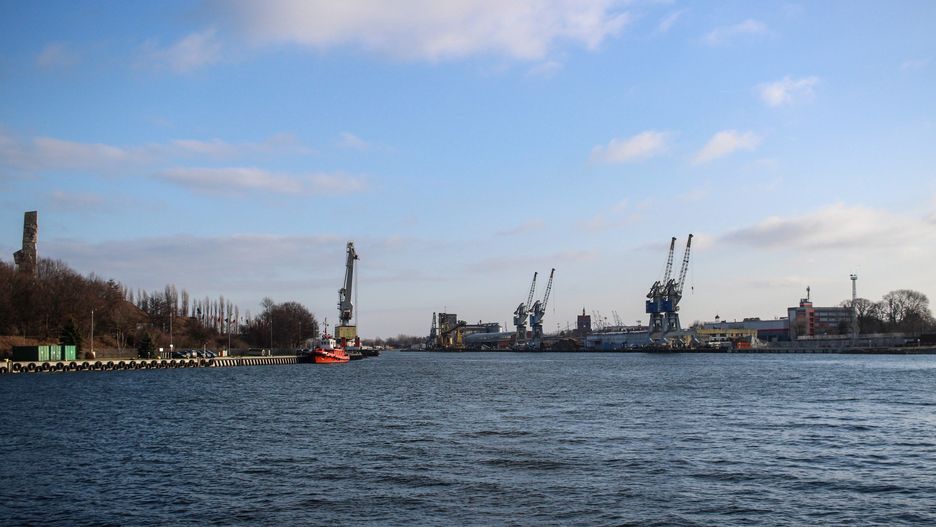 Westerplatte. Członek załogi holownika wpadł do wody. Nie żyje
