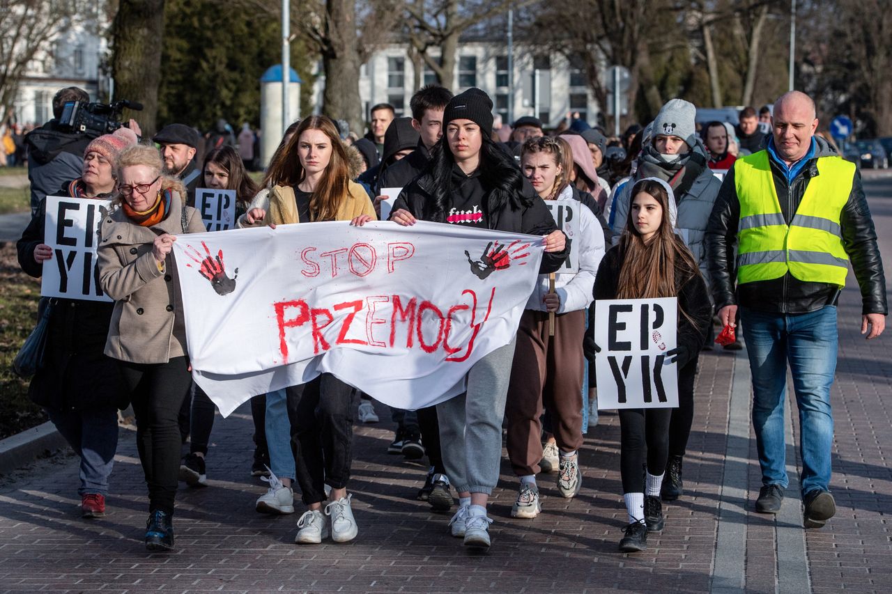 "Marsz przeciwko przemocy" w Zamościu. Mama Eryka idzie po lewej stronie w pierwszym rzędzie