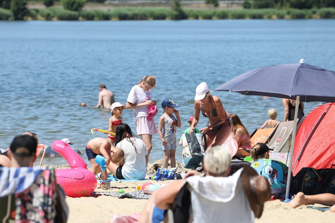 Bałtyk? Nie,  kąpielisko Hubertus w Mysłowicach. Tylko parawanów brakuje. Wysoka temperatura, piaszczysta plaża i tłumy. Zobaczcie