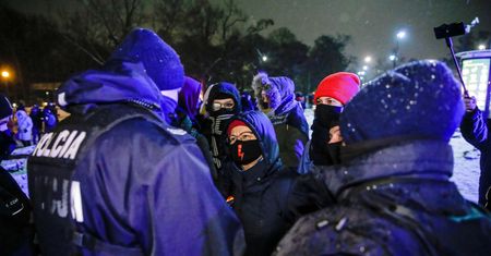 Strajk Kobiet w Warszawie. Policja siłą wyprowadziła osoby sprzed TK