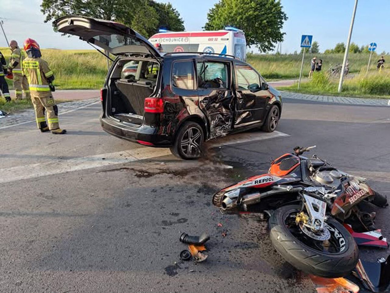 Pomorskie. Wypadek w Nieżywięciu. Dwie osoby w szpitalu po zderzeniu z osobówką