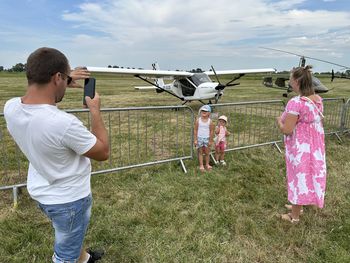 Piknik Lotniczy w Strzelcach Małych. Pokazy, wystawa statków powietrznych, pojazdy zabytkowe, wieczorem Jary Oddział Zamknięty i hity Bajmu