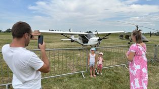 Piknik Lotniczy w Strzelcach Małych. Pokazy, wystawa statków powietrznych, pojazdy zabytkowe, wieczorem Jary Oddział Zamknięty i hity Bajmu