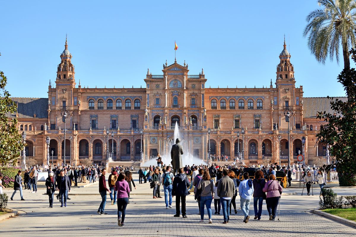 Plac Hiszpański odwiedzany jest przez turystów niemalże z całego świata 