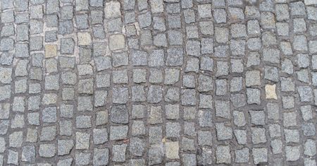 Warszawa. Chodnik ogrodzony metalowym płotem. Trwa spór