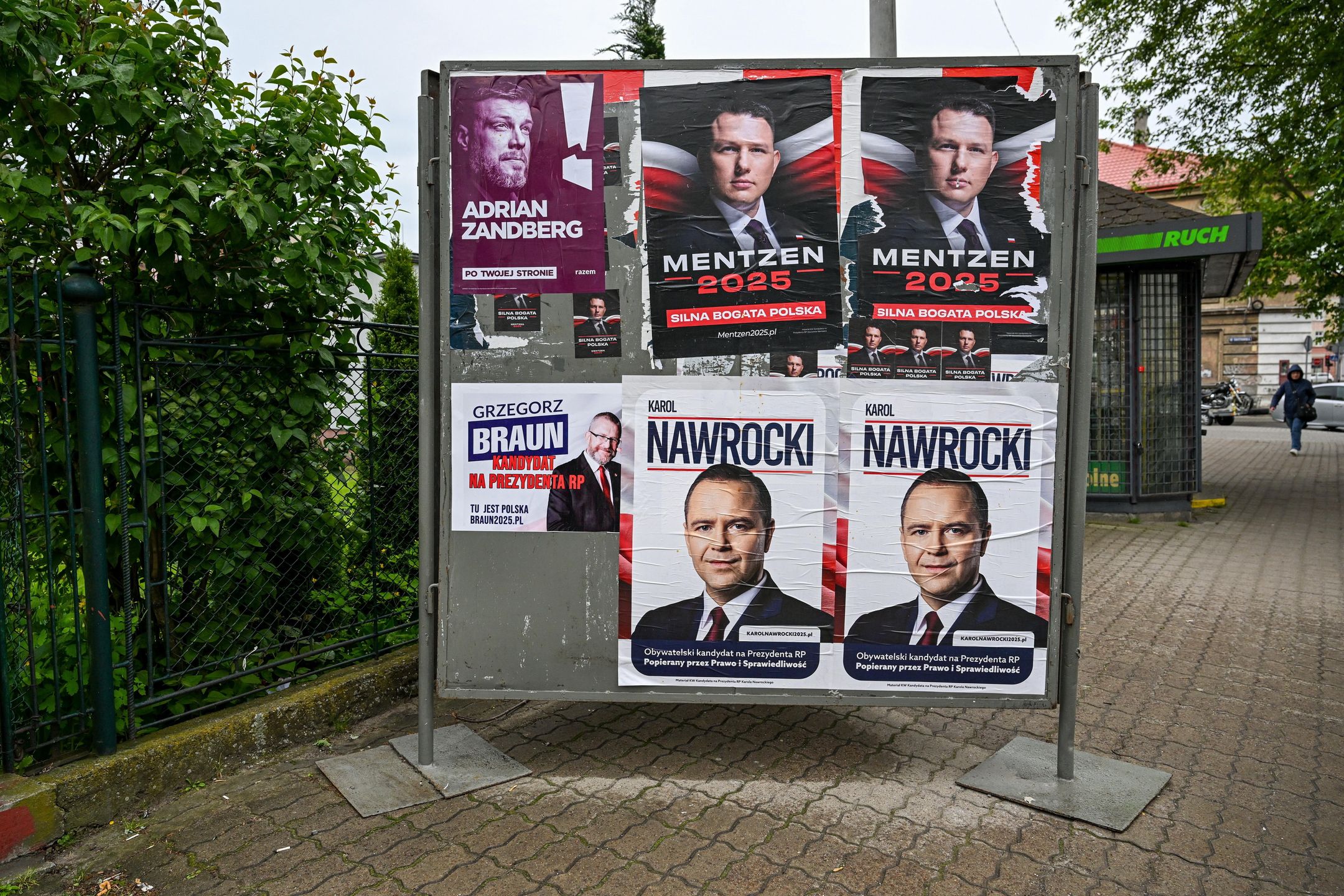 Przemyśl, 14.05.2025. Wybory Prezydenta RP 2025 - kampania. Plakaty kandydatów w wyborach na urząd prezydenta RP w Przemyślu, 14 bm. (jm) PAP/Darek Delmanowicz