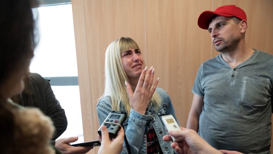 Alona Romanenko, Andrij RomanenkoPozna�, 14.04.2022. Pokrzywdzona Alona Romanenko (L) z m�em Andrijem (P) w siedzibie S�du Apelacyjnego w Poznaniu, 14 bm. S�d podtrzyma� wyrok skazuj�cy pracodawc� pokrzywdzonej Roberta S. Pochodz�ca z Ukrainy Alona Romanenko w trakcie pracy w pralni w podpozna�skim Luboniu uleg�a wypadkowi. Magiel, przy kt�rym pracowa�a, wci�gn�� jej r�k�; lekarze zdecydowali o amputacji. (jk/jm) PAP/Jakub Kaczmarczyk 
*** UWAGA!!! ZAKAZ PUBLIKACJI DANYCH OSOBOWYCH OSKAR�ONEGO! ***Jakub Kaczmarczykrozprawa, sala, s�d, s�dowa, s�downictwo, wypadek przy pracy, wyrok, wyroku, proces, magiel, pralnia, walec do prasowania
