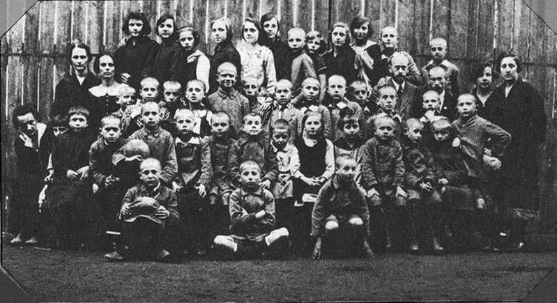 Personel oraz dzieci sierocińca Nasz Dom, prowadzonego przez Marynę Falską i Janusza Korczaka w Pruszkowie przy ulicy Cedrowej