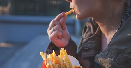 Spadł ruch w znanych fast foodach. "Zrobiło się po prostu drogo"