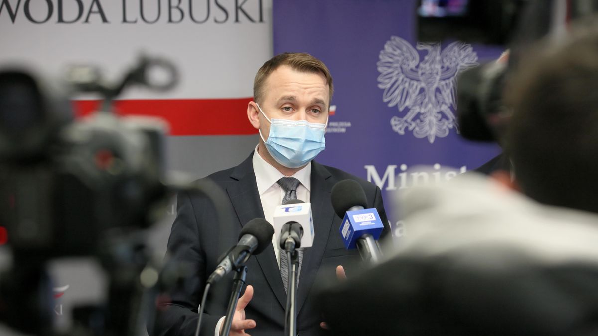 Gorzów Wielkopolski, 27.05.2021. Minister-członek Rady Ministrów Michał Cieślak podczas briefingu prasowego po spotkaniu z przedstawicielami jednostek samorządu terytorialnego województwa lubuskiego w sprawie programu Samorząd 3.0 � Rozwój bez barier, 27 bm. w Gorzowie Wielkopolskim. (aldg) PAP/Lech Muszyński