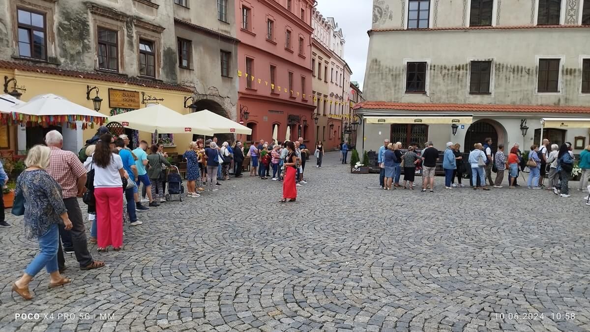 Kolejka po darmowe bilety na sobotni koncert Budki Suflera