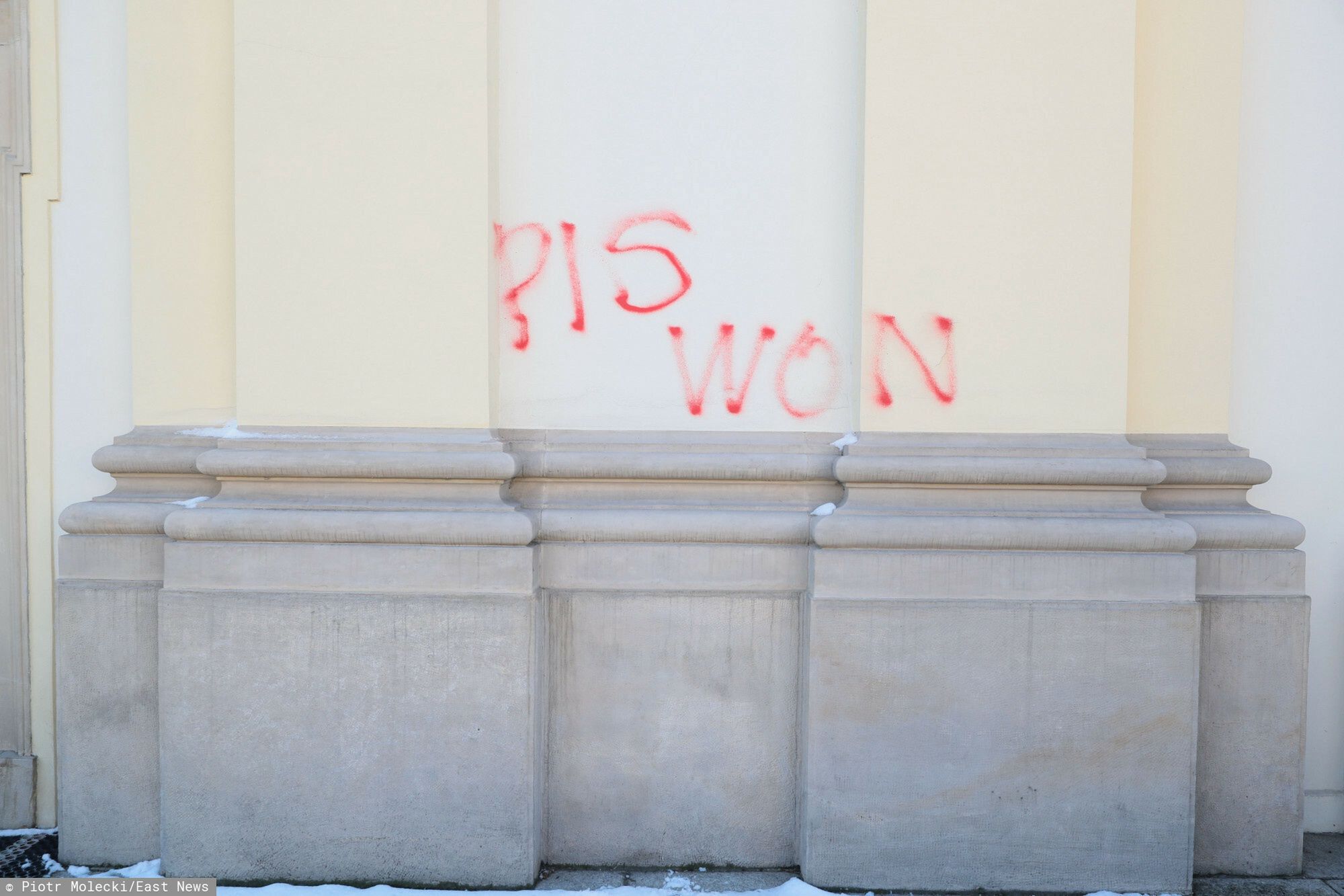 "PiS won", "świeckie państwo". Elewacja kościoła zniszczona