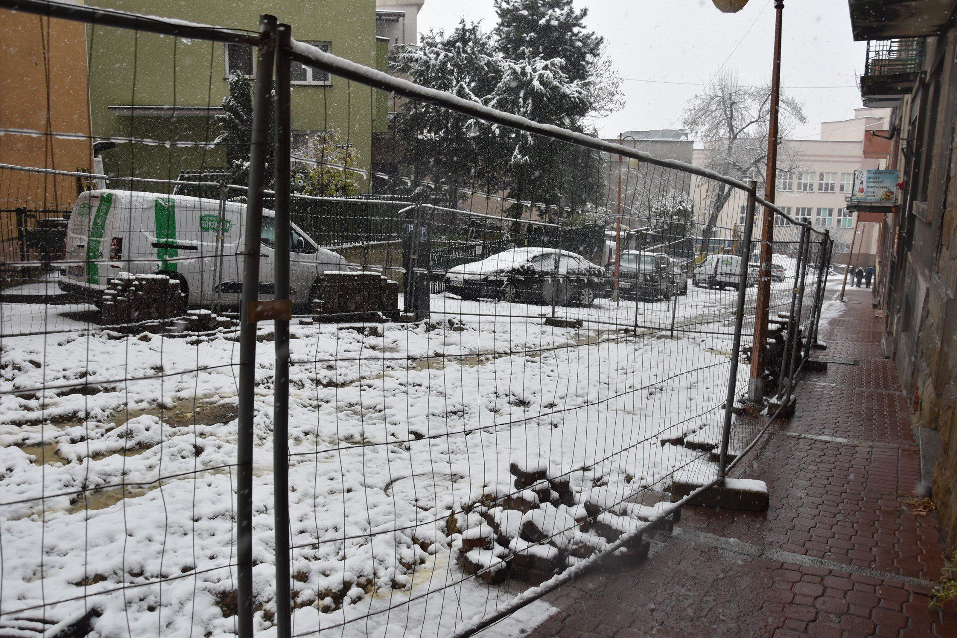 Na rozkopanej ulicy Batorego w piątek nie działo się nic. Remont wypadł akurat na czas jesienno-zimowy, kiedy warunki do prowadzenia prac brukarskich nie są sprzyjające
