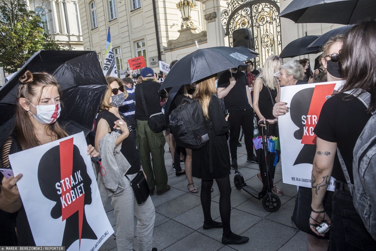 Protest przed siedzibą Ordo Iuris. Kobiety sprzeciwią się wypowiedzeniu konwencji stambulskiej