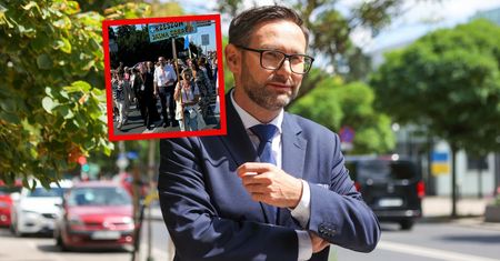 Obajtek maszeruje z pielgrzymką. Uwagę zwraca jego strój