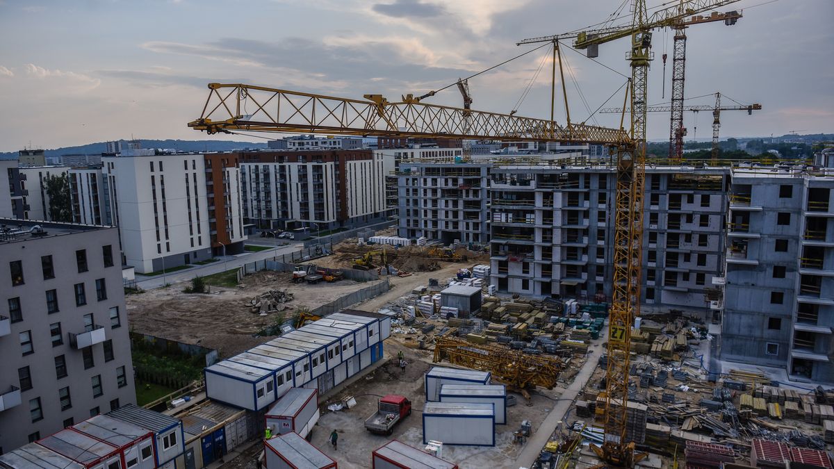KRAKOW, POLAND - 2019/08/27: A general view of a new construction site where new residential buildings will be available for sale in a near future. 
During the first half of 2019, the CEE real estate market saw total transactions exceeding 5.47 billion euros. Poland real estate investment accounted for nearly 50% and the investments increased by 78 per cent compared to 2018. (Photo by Omar Marques/SOPA Images/LightRocket via Getty Images)