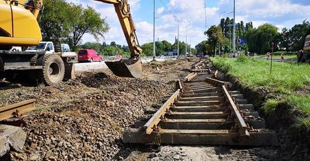 Wrocław. Stare torowisko znika w mgnieniu oka. Trwają prace nad Aleją Wielkiej Wyspy