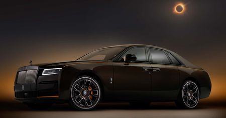 Rolls-Royce Ghost Black Badge Ékleipsis to jeżdżące planetarium. Podsufitka robi wrażenie