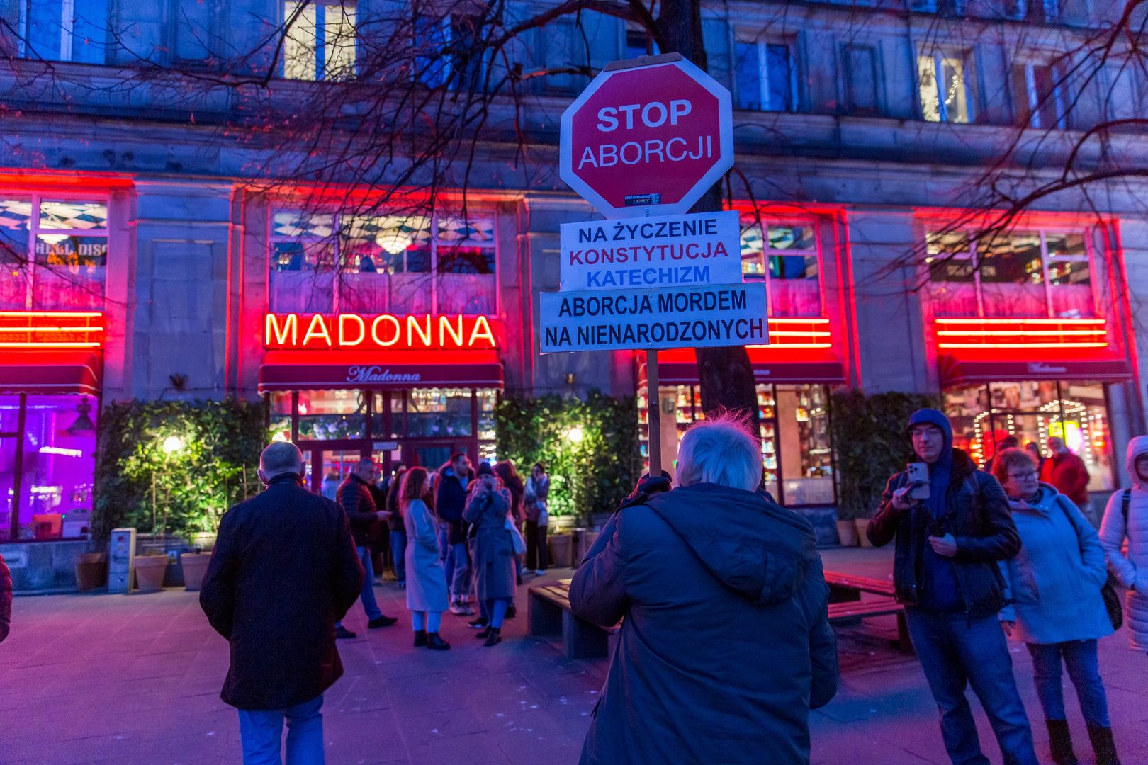Wyszli na ulice Warszawy. Odmówili różaniec za zamknięcie restauracji "Madonna"