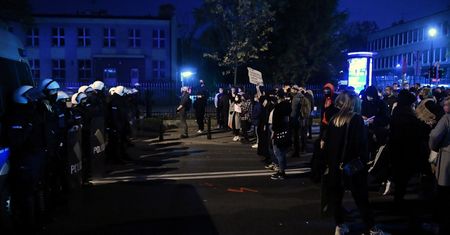 Ksiądz wyszedł do protestujących. Funkcjonariusze: "odłóż broń!"
