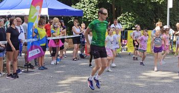 V Dziecięcy Festiwal Biegowy w Dąbrowie Górniczej! Sportowe emocje i rywalizacja wśród najmłodszych. Zobacz relację zdjęciową z wydarzenia