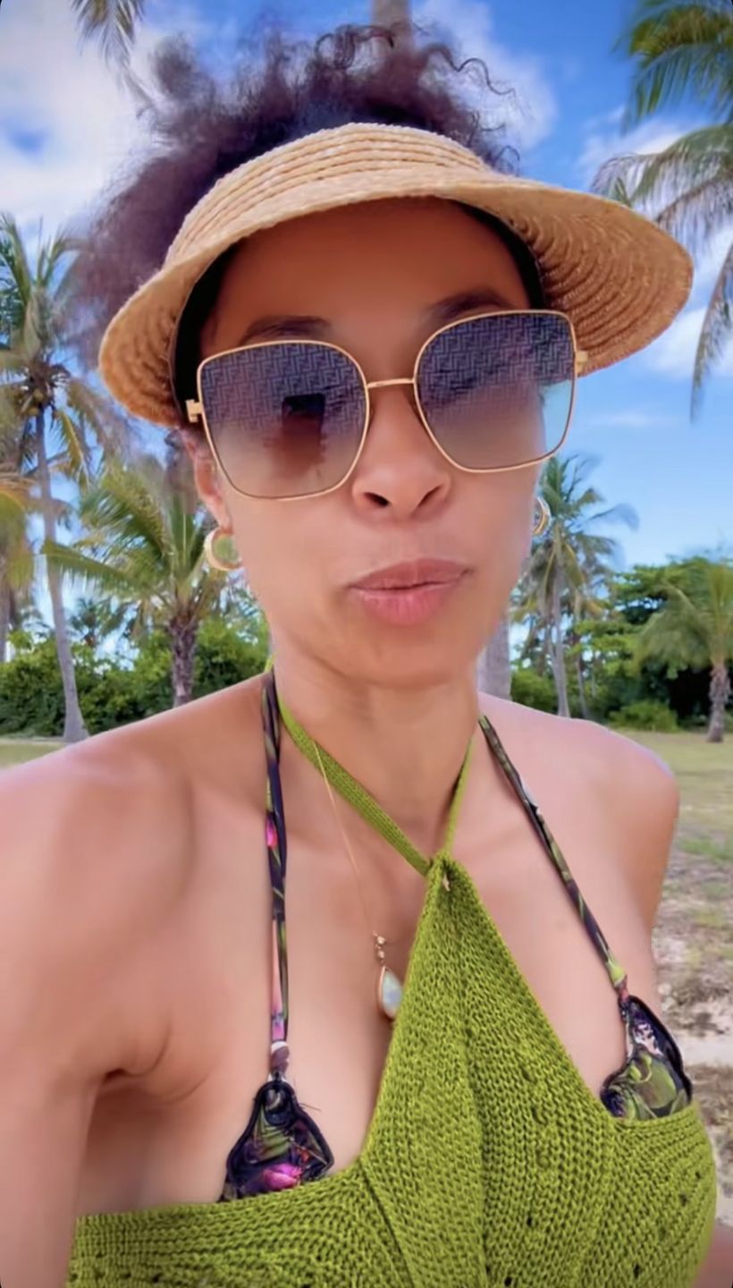 Omenaa Mensah załamana śmieciami na plaży