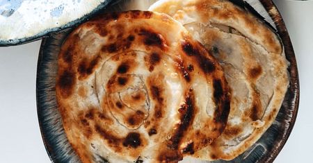 Chińskie naleśniki z zieloną cebulką robią furorę. Podaj je zamiast chipsów