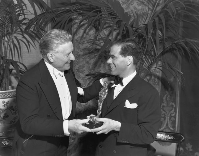 Frank Capra (z prawej) w 1939 r. odbiera trzeciego w życiu Oscara 