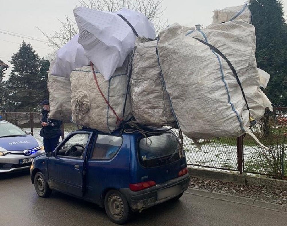 Przewoził na dachu fiata imponujący ładunek. Policjanci nie mieli litości