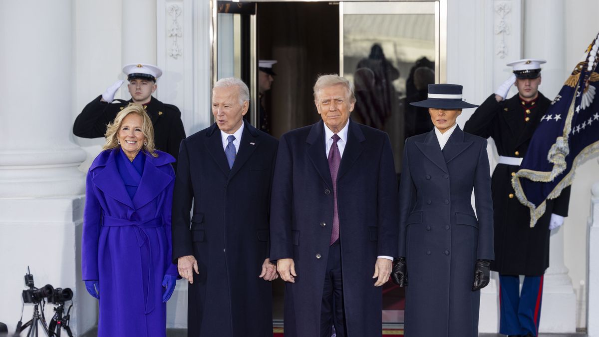 US Presidential Inauguration 2025
epa11838515 US President Joe Biden (2-L) and First Lady Jill Biden (L) welcome President-elect Donald Trump (2-R) and his wife Melania Trump (R) at the North Portico of the White House on the morning of Trump's inauguration in Washington, DC, USA, 20 January 2025. Trump is being sworn in on 20 January 2025, though the planned outdoor ceremonies and events have been canceled due to extreme cold temperatures.  EPA/JIM LO SCALZO / POOL 
Dostawca: PAP/EPA.
JIM LO SCALZO / POOL
US Presidential Inauguration 2025