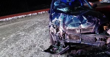 Samochód osobowy wjechał w ogrodzenie w gminie Bodzechów